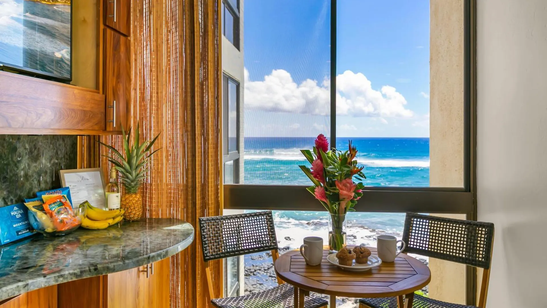 Apartment Kuhio Shores 319: Oceanfront In Poipu With A/C! Koloa